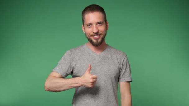 Hipster homem em uma camisa cinza mostrando polegar para cima — Vídeo de Stock