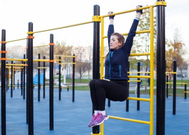 Genç atletik kadının bacak artış yapması