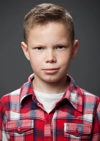 Kırmızı ekose gömlekli sevimli çocuk — Stok fotoğraf