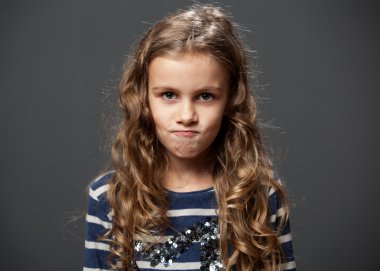 sevimli kız mavi gömlekli yapması