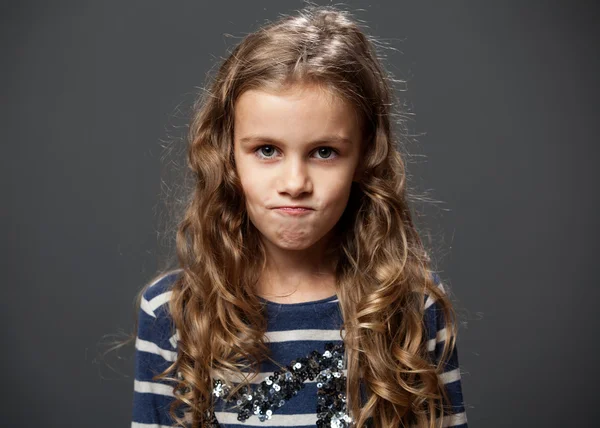 sevimli kız mavi gömlekli yapması