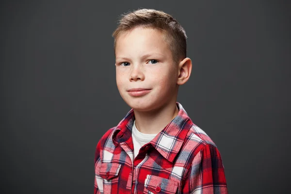 Retrato de un lindo niño sonriente — Foto de Stock