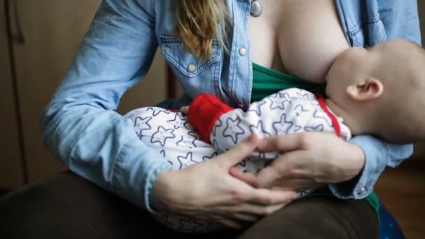 Mãe segura o bebê a mãos — Vídeo de Stock