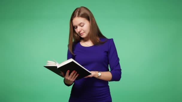 Jeune femme lisant un livre — Video