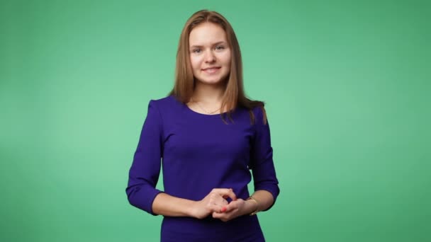 Joven mujer de negocios en un vestido azul oscuro — Vídeos de Stock