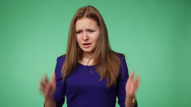 Genç kadın baş kapma — Stok video