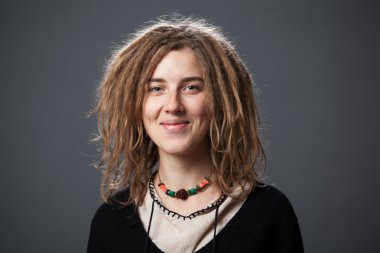 güzel hipster kadın dreadlocks ile