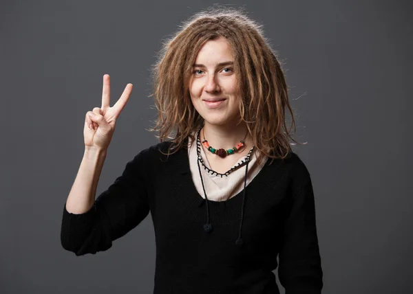 Mujer hipster con rastas mostrando gesto de paz — Foto de Stock