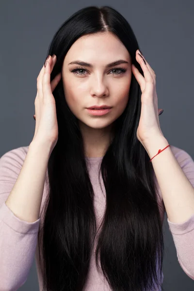 Sensual jovem mulher com longo cabelo preto — Fotografia de Stock