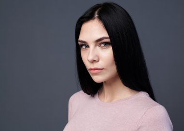 Uzun siyah saçlı, güzel bir genç kadın.