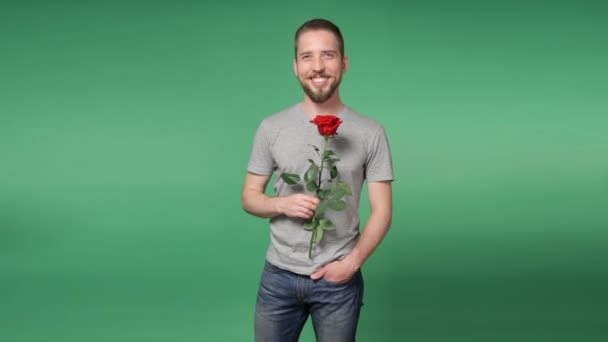 Молодий романтик дарує червону троянду — стокове відео
