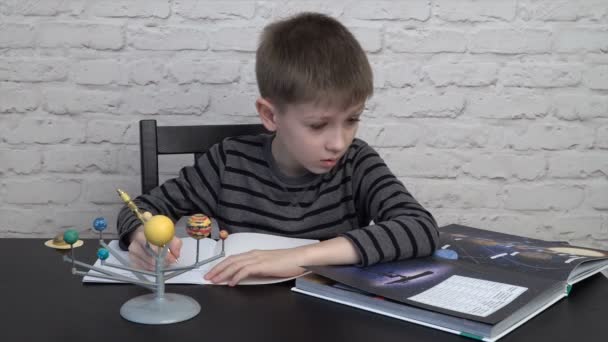 Niño estudiando astronomía — Vídeos de Stock