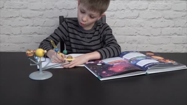 Malý chlapec studium astronomie — Stock video