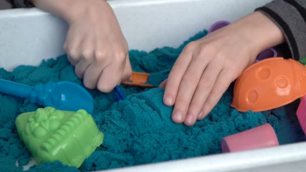 Jongens handen spelen met het zand molding — Stockvideo