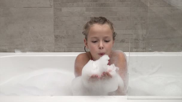 Menina brincando com espuma — Vídeo de Stock