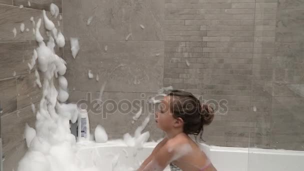 Kleines Mädchen badet — Stockvideo