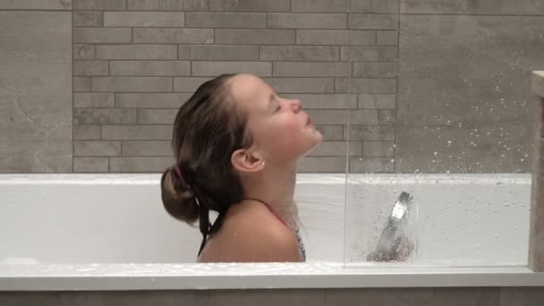 Little girl taking bath — Stock Video