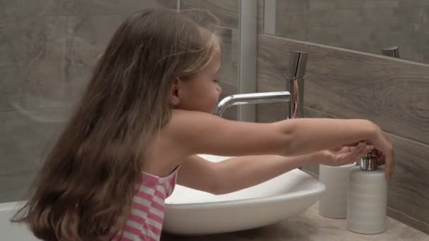 Flicka tvätta händerna i badrummet — Stockvideo