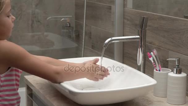 Menina lavar as mãos no banheiro — Vídeo de Stock