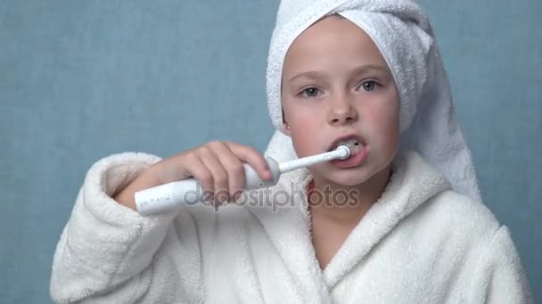 Flicka rengöring tänderna med eltandborste — Stockvideo