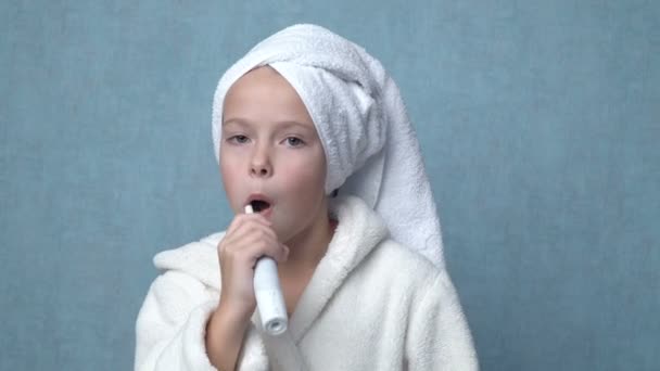 Menina de limpeza de dentes com escova de dentes elétrica — Vídeo de Stock