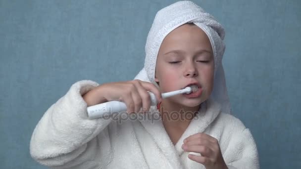 Menina de limpeza de dentes com escova de dentes elétrica — Vídeo de Stock