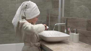 Kız bir havlu ve bornoz Diş Temizleme