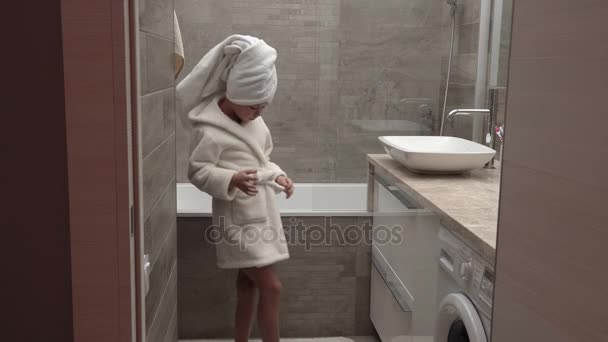 Menina em uma toalha e um roupão de banho — Vídeo de Stock