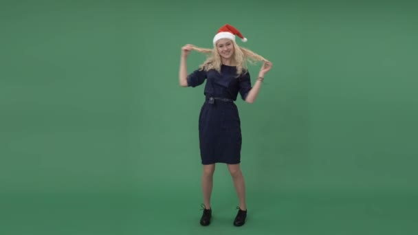 엄지손가락을 나타나는 산타 모자에 있는 여자 — 비디오