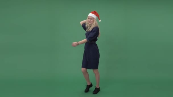 Žena v čepici Santa tančit a visí ven — Stock video