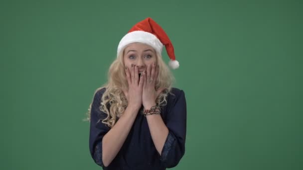 Frau mit roter Weihnachtsmütze sieht überrascht aus — Stockvideo