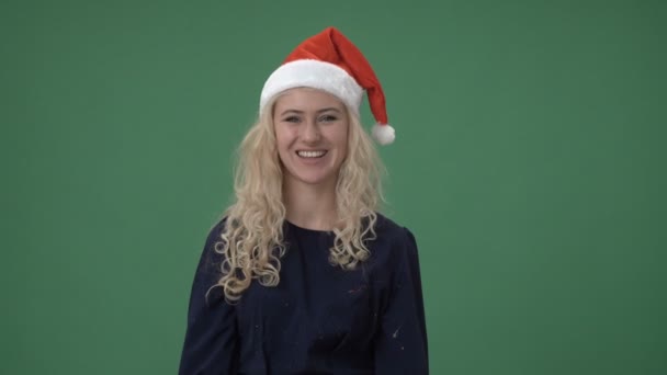 Mujer en una gorra roja de navidad sonriendo — Vídeos de Stock