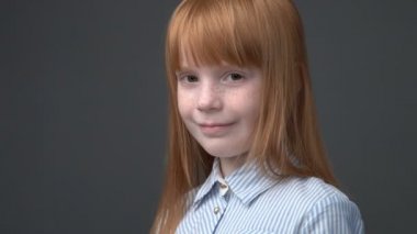 Gülümseyen şirin zencefil kız kapatın