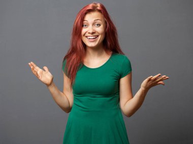 Genç yeşil giysili bir kadına şaşkın