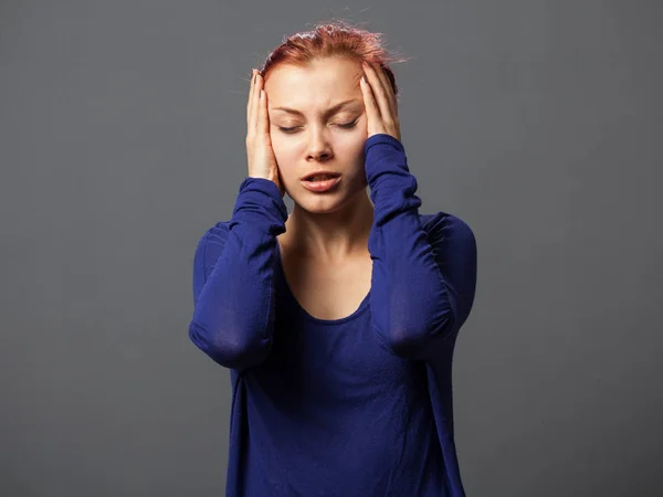 Mujer joven atormentada por el dolor de cabeza —  Fotos de Stock