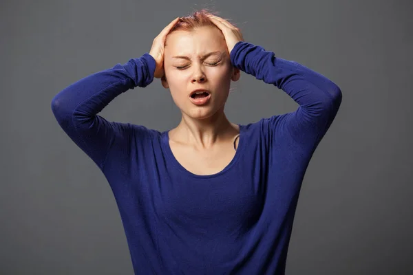 Mulher com terrível dor de cabeça — Fotografia de Stock