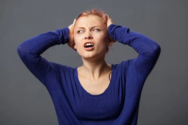 Giovane donna tormentata dal mal di testa — Foto Stock