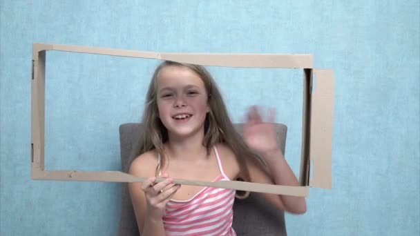 Malá holčička hraje, jako by byla v televizi — Stock video