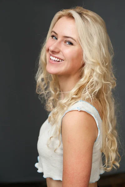 Krásná blonďatá žena s úsměvem — Stock fotografie