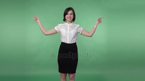 Mujer en ropa de negocios mostrando algo — Vídeos de Stock