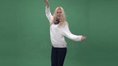 Dans eden genç kadın