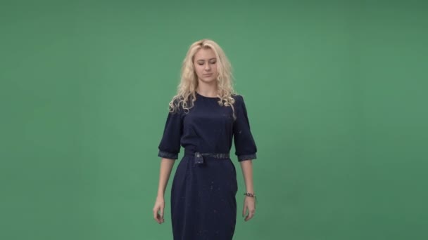 仮想画面に触れる青いドレスの若い女性 — ストック動画