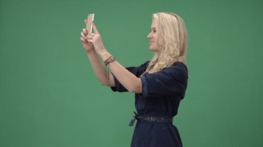Sarışın genç kadın selfie yapma