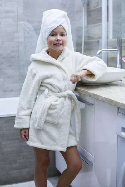 Kleines Mädchen in Handtuch und Bademantel — Stockfoto