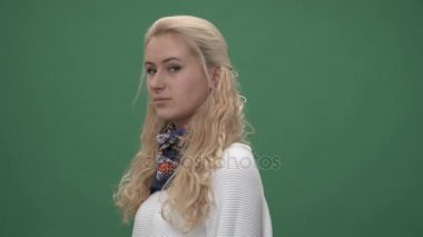 düz seyir ve gülümseyen kadın