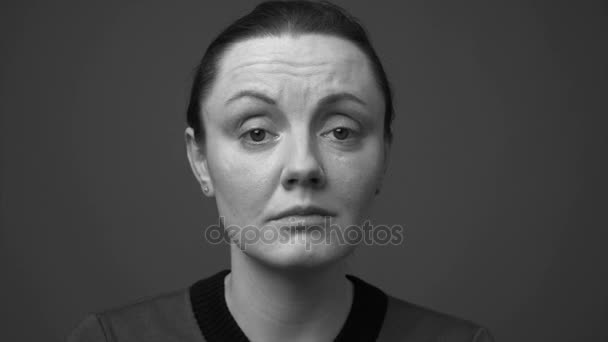 Dystra ansikte av en ledsen kvinna — Stockvideo