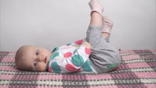 Χαριτωμένο μωρό κορίτσι ξαπλωμένο — Αρχείο Βίντεο