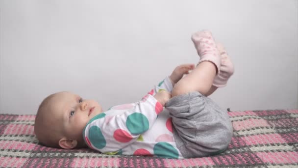 Mignon bébé fille couché sur un plaid — Video