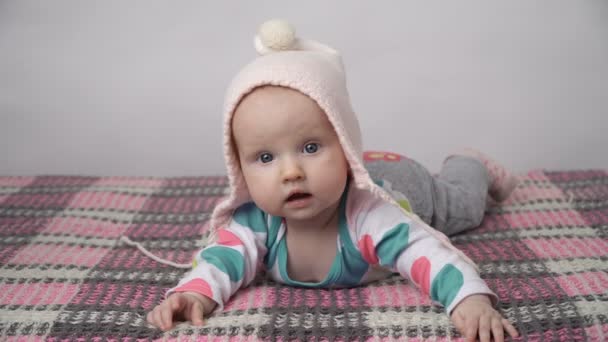 Schattige babymeisje in een roze hoed — Stockvideo