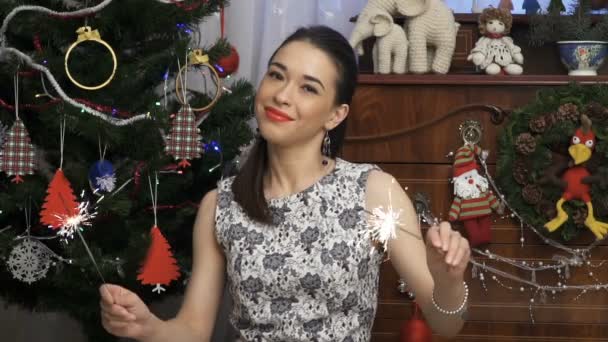 Femme dansant avec les étincelles dans une fête de Noël — Video